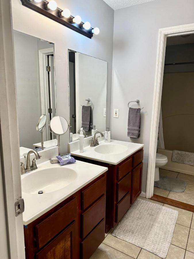 Lovely 2-Bedroom Condo W/Balcony And Free Parking NashvilleNashville  Kültér fotó
